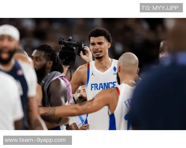 科尔盛赞库里在球队中的核心地位一切战术围绕他展开