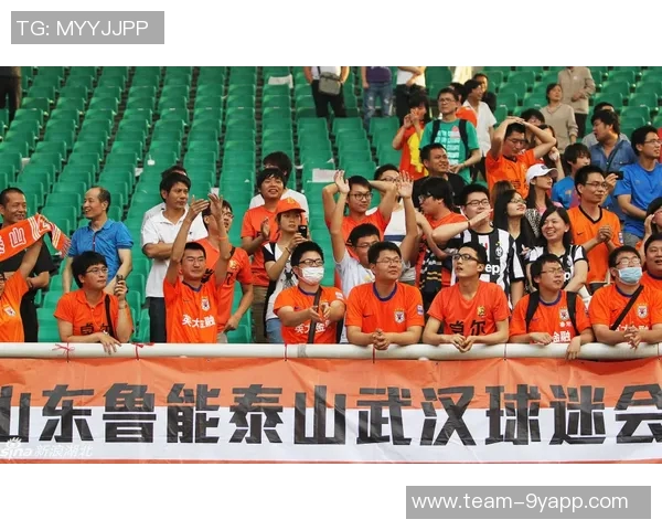 穆西亚拉亲临训练场为队友加油助威并热情签名回馈球迷