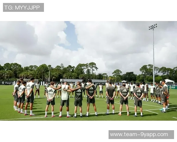 皇马今日训练前为西班牙列车事故遇难者默哀一分钟表达哀悼与关怀